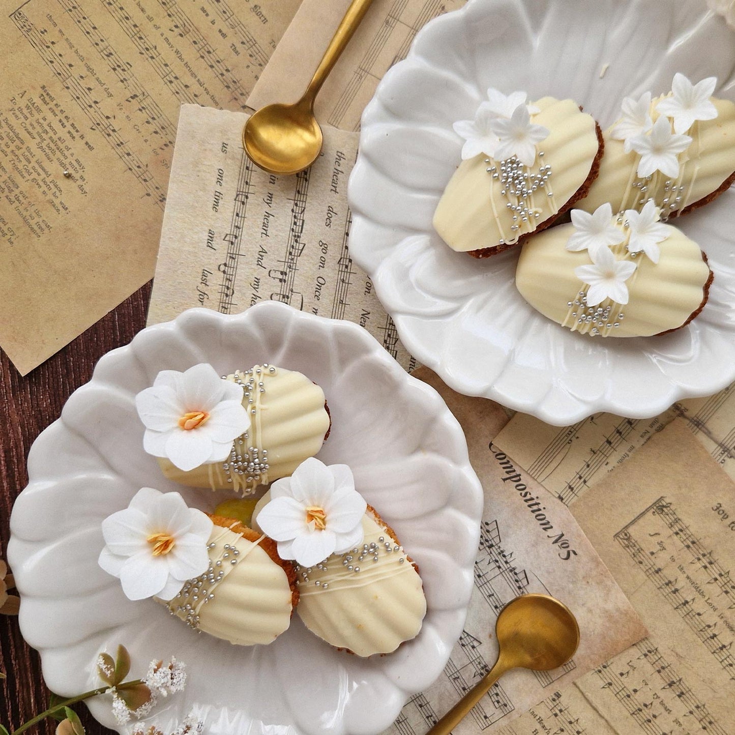 WHITE WAFER FLOWERS 4CM