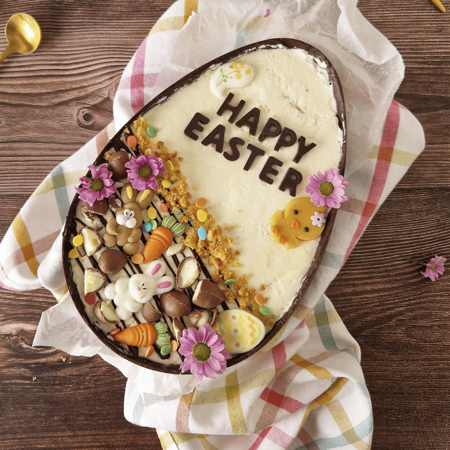 DECORAZIONE IN ZUCCHERO 2D DI CONIGLIETTI, CAROTE E FIORI DI PASQUA