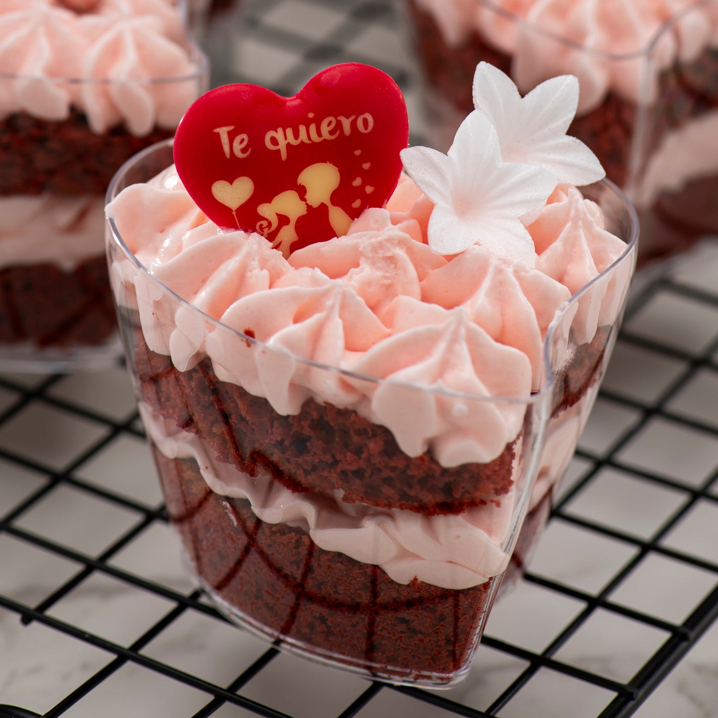 CORAÇÃO DE CHOCOLATE BRANCO SE BEIJANDO CASAL 30X27MM