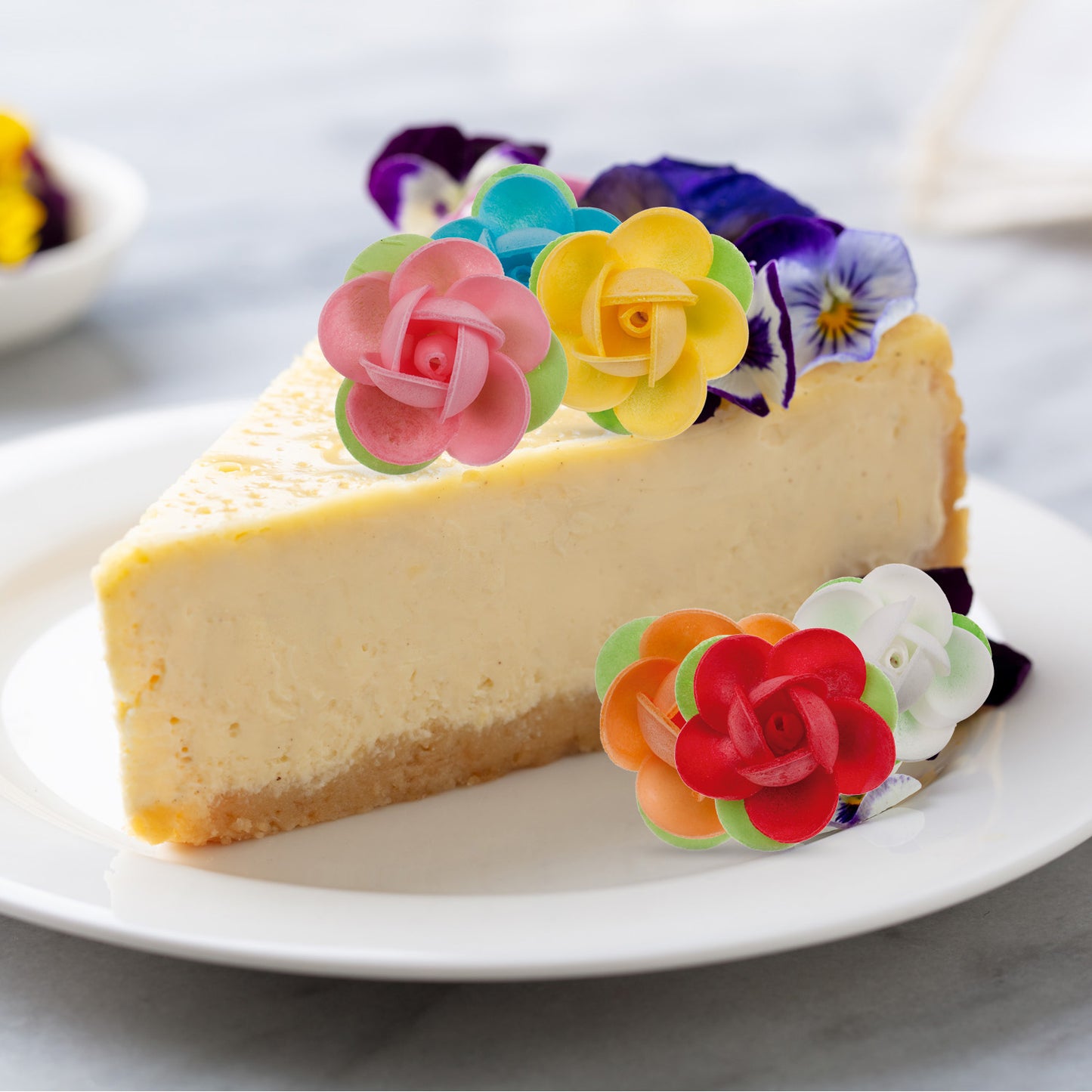 ROSA MINI DE OBLEA CON HOJA COLORES SURTIDOS 4CM