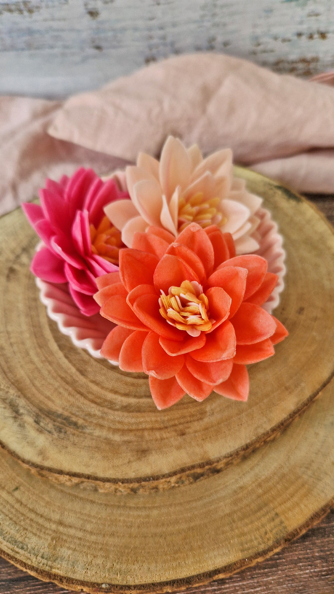 CAJA DE 15 FLORES DE LOTO DE OBLEA 3 COLORES Ø 7CM