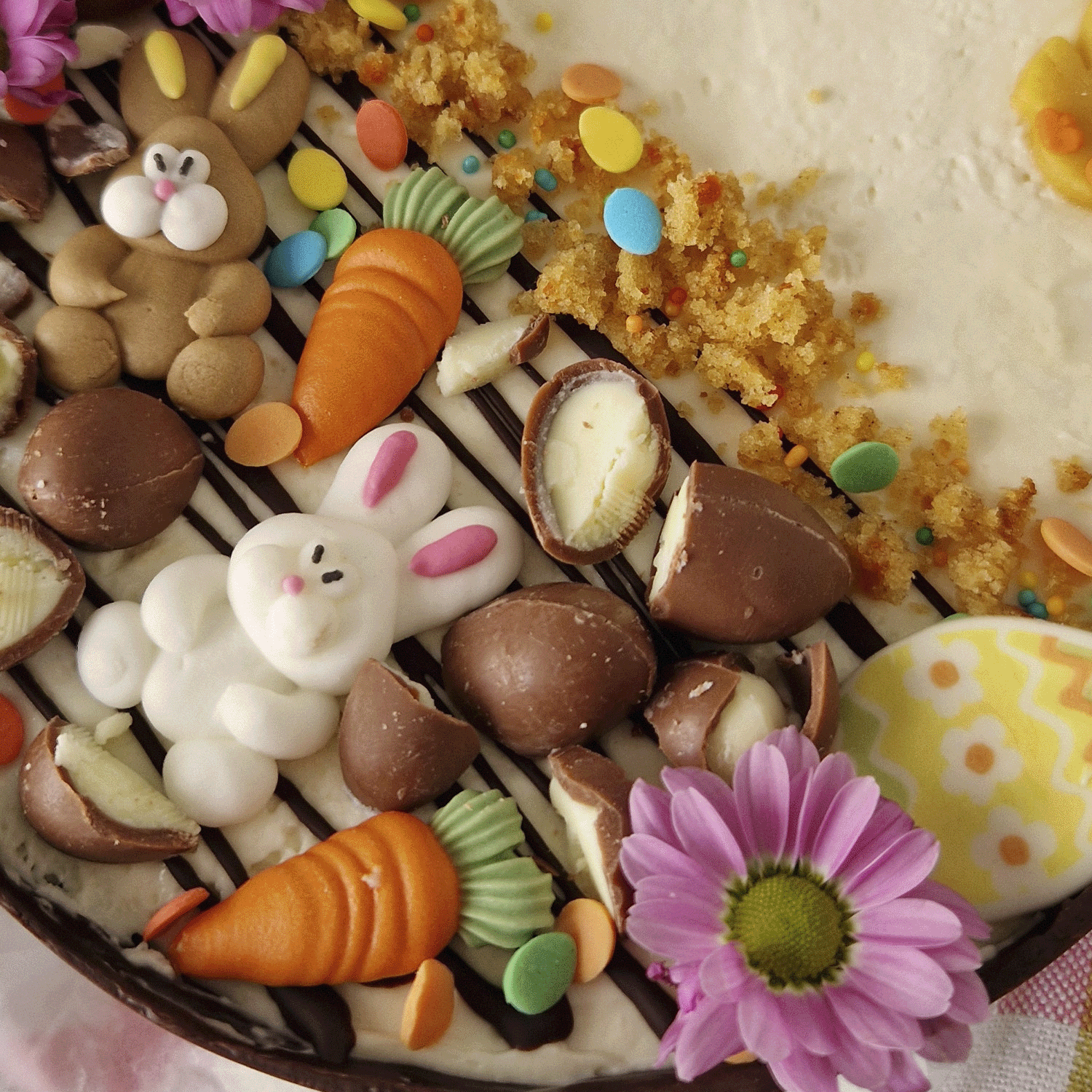 DECORAZIONE IN ZUCCHERO 2D DI CONIGLIETTI, CAROTE E FIORI DI PASQUA
