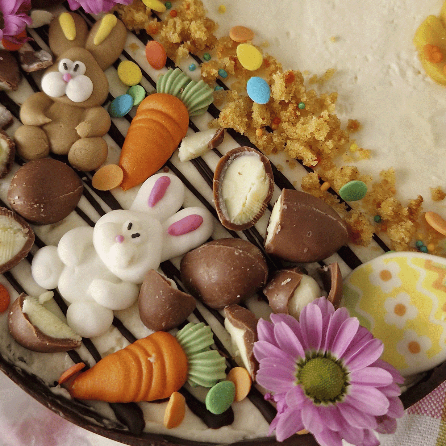 DECORAZIONE IN ZUCCHERO 2D DI CONIGLIETTI, CAROTE E FIORI DI PASQUA