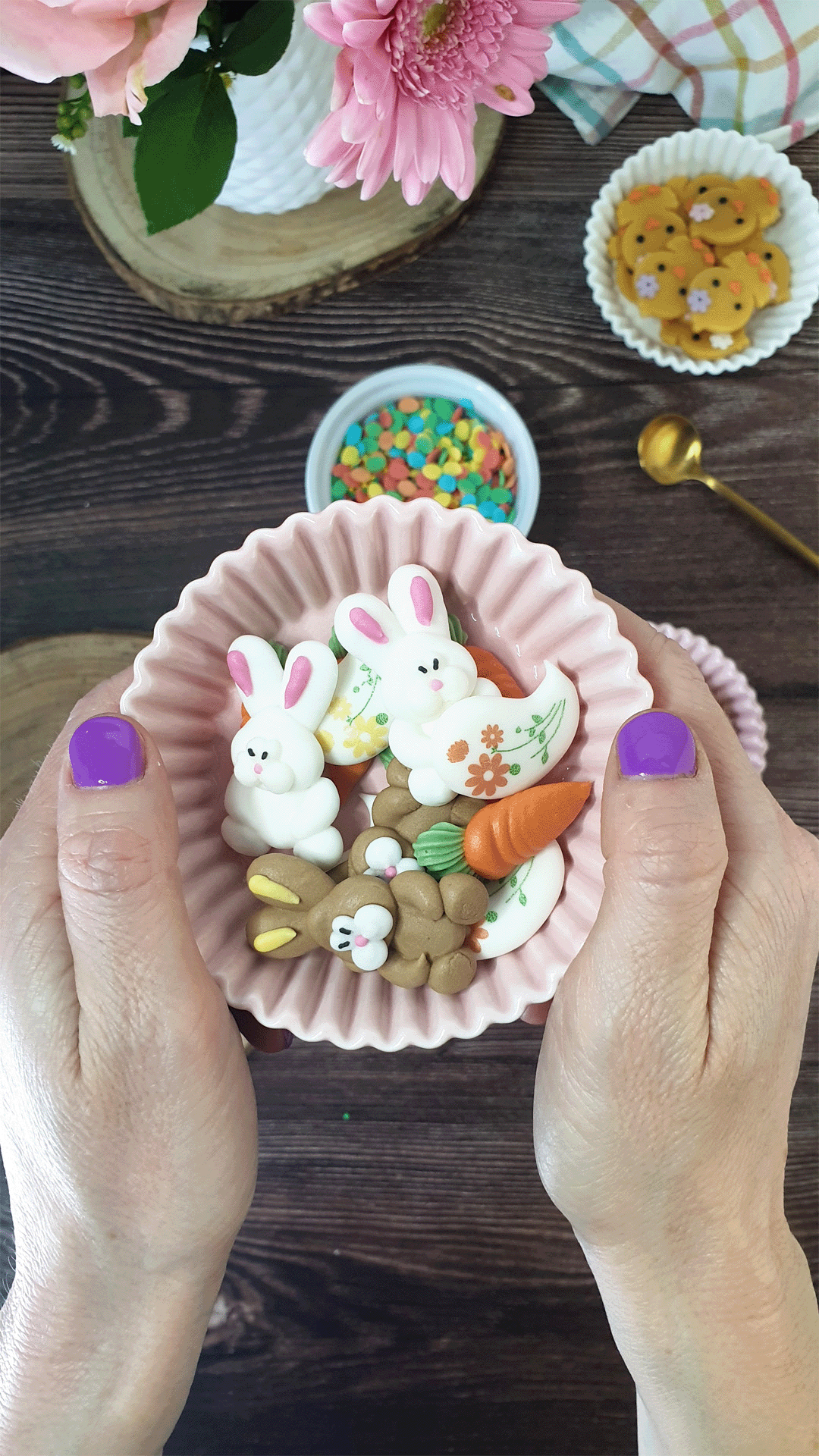 DECORAZIONE IN ZUCCHERO 2D DI CONIGLIETTI, CAROTE E FIORI DI PASQUA