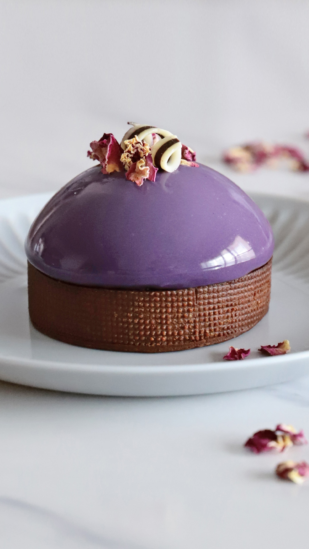 TORNADO WHITE AND DARK CHOCOLATE Ø 1 CM X 6-6,5 CM