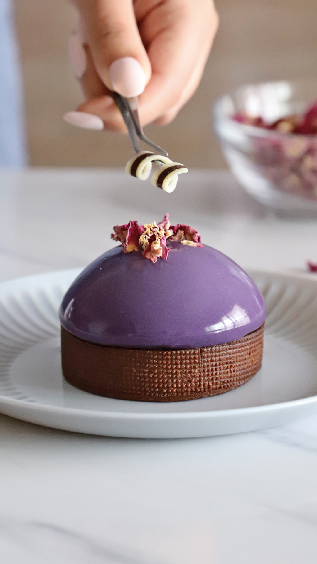 TORNADO WHITE AND DARK CHOCOLATE Ø 1 CM X 6-6,5 CM