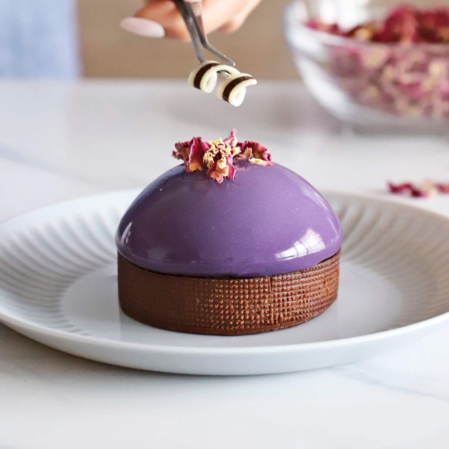 TORNADO WHITE AND DARK CHOCOLATE Ø 1 CM X 6-6,5 CM