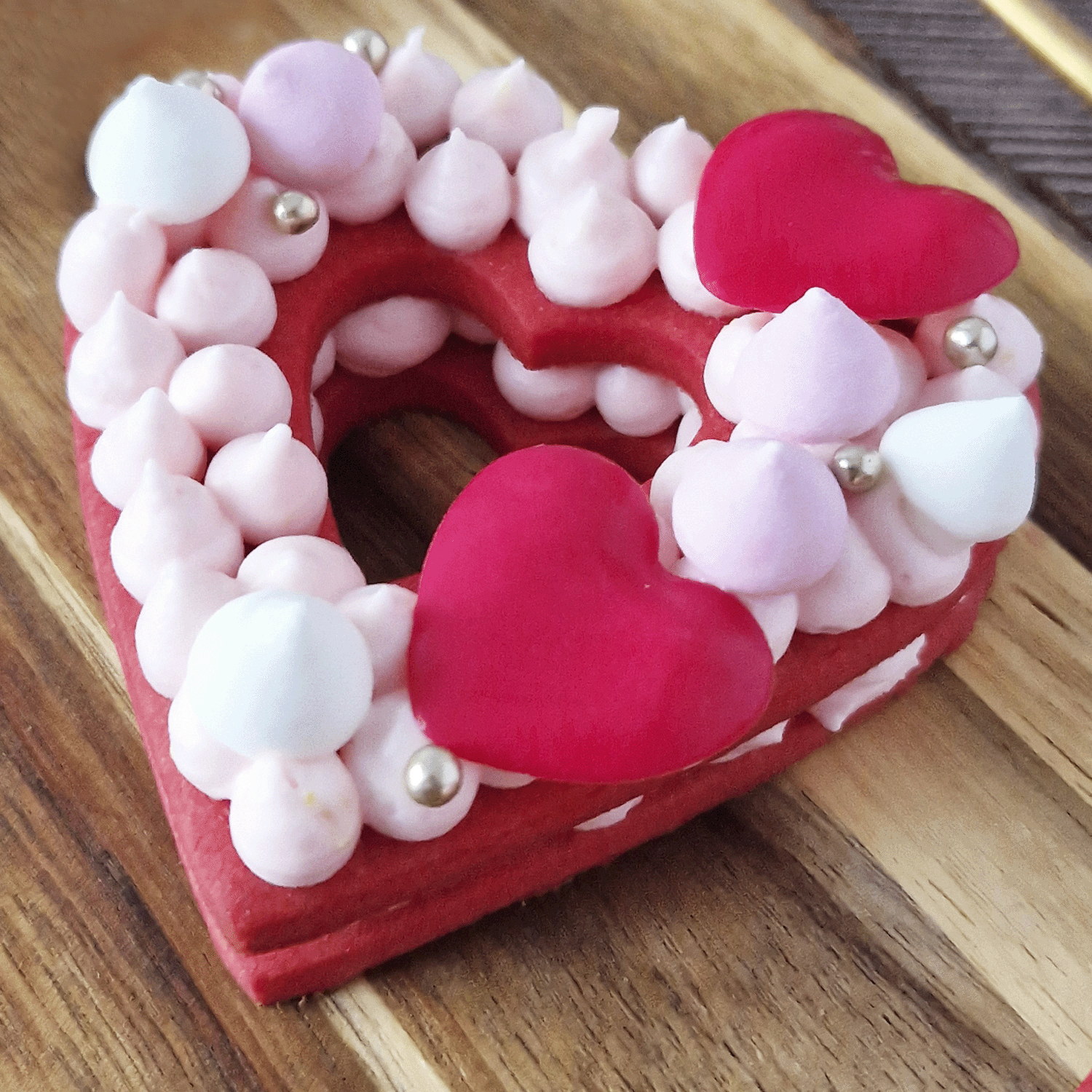 RED HEART 2D BLACK CHOCOLATE 30X27MM