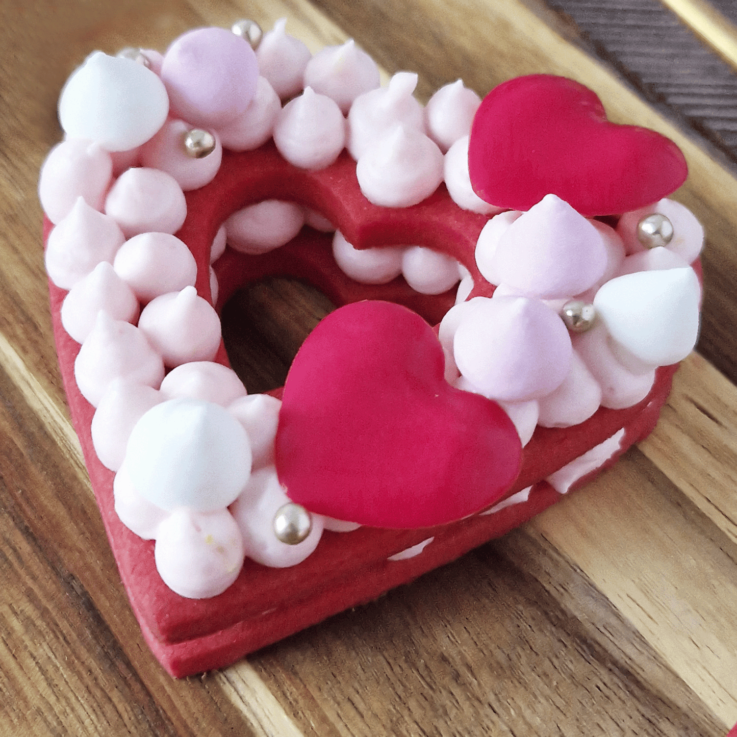 RED HEART 2D BLACK CHOCOLATE 30X27MM