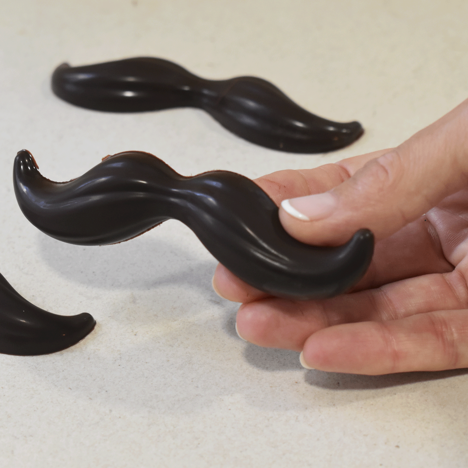 KIT 2 MOLDES EM PLÁSTICO TERMOFORMADO BIGODE E ÓCULOS  | 8U